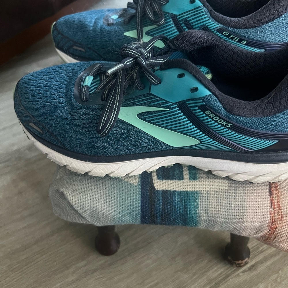 Brooks GTS 8 Shoes in Mint and Charcoal